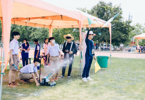 ภาพกิจกรรม  คณะวิทยาศาสตร์และเทคโนโลยี จัดการแข่งขันจรวดขวดน้ำ ระดับประถมศึกษา มัธยมศึกษาตอนต้น มัธยมศึกษาตอนปลาย งานสัปดาห์วิทยาศาสตร์แห่งชาติ ส่วนภูมิภาค ประจำปี 2566