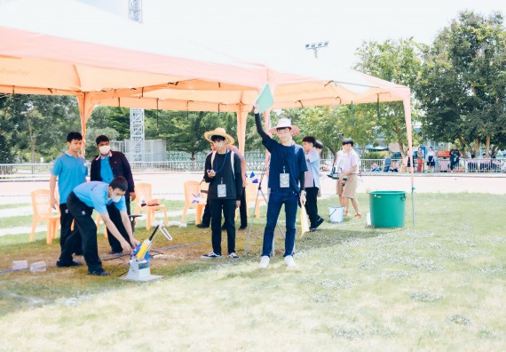 ภาพกิจกรรม  คณะวิทยาศาสตร์และเทคโนโลยี จัดการแข่งขันจรวดขวดน้ำ ระดับประถมศึกษา มัธยมศึกษาตอนต้น มัธยมศึกษาตอนปลาย งานสัปดาห์วิทยาศาสตร์แห่งชาติ ส่วนภูมิภาค ประจำปี 2566