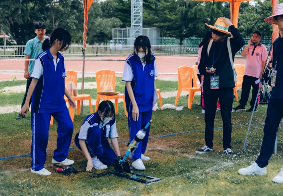 ภาพกิจกรรม  คณะวิทยาศาสตร์และเทคโนโลยี จัดการแข่งขันจรวดขวดน้ำ ระดับประถมศึกษา มัธยมศึกษาตอนต้น มัธยมศึกษาตอนปลาย งานสัปดาห์วิทยาศาสตร์แห่งชาติ ส่วนภูมิภาค ประจำปี 2566