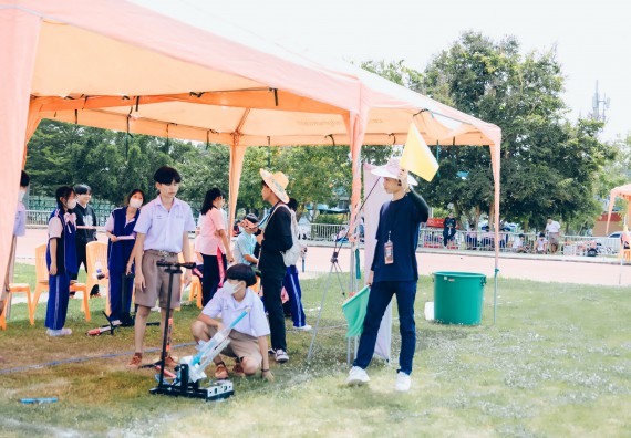ภาพกิจกรรม  คณะวิทยาศาสตร์และเทคโนโลยี จัดการแข่งขันจรวดขวดน้ำ ระดับประถมศึกษา มัธยมศึกษาตอนต้น มัธยมศึกษาตอนปลาย งานสัปดาห์วิทยาศาสตร์แห่งชาติ ส่วนภูมิภาค ประจำปี 2566