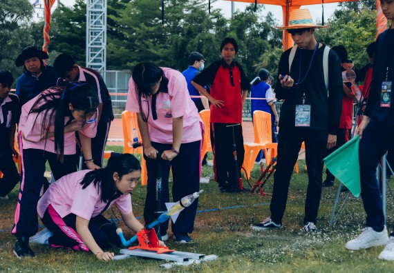 ภาพกิจกรรม  คณะวิทยาศาสตร์และเทคโนโลยี จัดการแข่งขันจรวดขวดน้ำ ระดับประถมศึกษา มัธยมศึกษาตอนต้น มัธยมศึกษาตอนปลาย งานสัปดาห์วิทยาศาสตร์แห่งชาติ ส่วนภูมิภาค ประจำปี 2566