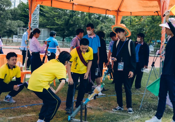 ภาพกิจกรรม  คณะวิทยาศาสตร์และเทคโนโลยี จัดการแข่งขันจรวดขวดน้ำ ระดับประถมศึกษา มัธยมศึกษาตอนต้น มัธยมศึกษาตอนปลาย งานสัปดาห์วิทยาศาสตร์แห่งชาติ ส่วนภูมิภาค ประจำปี 2566