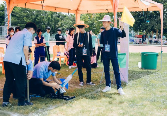 ภาพกิจกรรม  คณะวิทยาศาสตร์และเทคโนโลยี จัดการแข่งขันจรวดขวดน้ำ ระดับประถมศึกษา มัธยมศึกษาตอนต้น มัธยมศึกษาตอนปลาย งานสัปดาห์วิทยาศาสตร์แห่งชาติ ส่วนภูมิภาค ประจำปี 2566