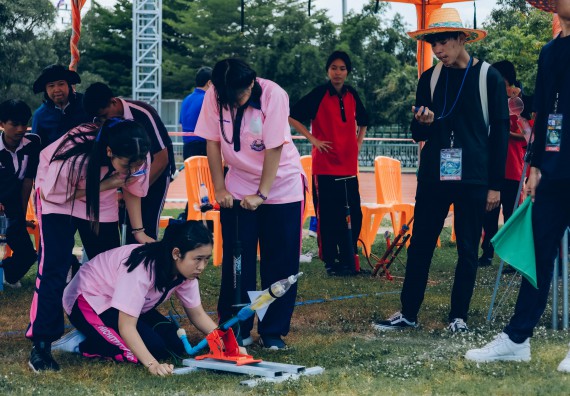 ภาพกิจกรรม  คณะวิทยาศาสตร์และเทคโนโลยี จัดการแข่งขันจรวดขวดน้ำ ระดับประถมศึกษา มัธยมศึกษาตอนต้น มัธยมศึกษาตอนปลาย งานสัปดาห์วิทยาศาสตร์แห่งชาติ ส่วนภูมิภาค ประจำปี 2566