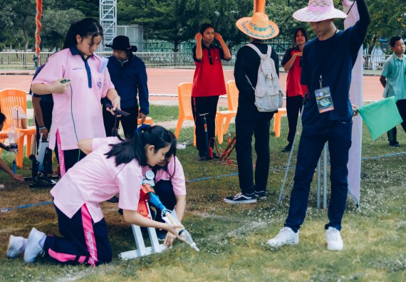 ภาพกิจกรรม  คณะวิทยาศาสตร์และเทคโนโลยี จัดการแข่งขันจรวดขวดน้ำ ระดับประถมศึกษา มัธยมศึกษาตอนต้น มัธยมศึกษาตอนปลาย งานสัปดาห์วิทยาศาสตร์แห่งชาติ ส่วนภูมิภาค ประจำปี 2566