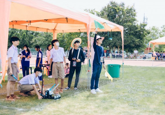 ภาพกิจกรรม  คณะวิทยาศาสตร์และเทคโนโลยี จัดการแข่งขันจรวดขวดน้ำ ระดับประถมศึกษา มัธยมศึกษาตอนต้น มัธยมศึกษาตอนปลาย งานสัปดาห์วิทยาศาสตร์แห่งชาติ ส่วนภูมิภาค ประจำปี 2566