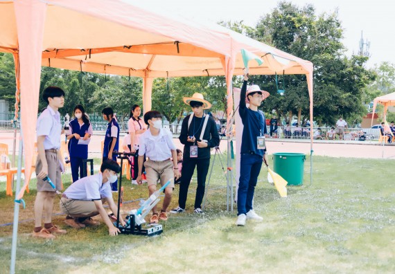 ภาพกิจกรรม  คณะวิทยาศาสตร์และเทคโนโลยี จัดการแข่งขันจรวดขวดน้ำ ระดับประถมศึกษา มัธยมศึกษาตอนต้น มัธยมศึกษาตอนปลาย งานสัปดาห์วิทยาศาสตร์แห่งชาติ ส่วนภูมิภาค ประจำปี 2566