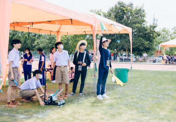 ภาพกิจกรรม  คณะวิทยาศาสตร์และเทคโนโลยี จัดการแข่งขันจรวดขวดน้ำ ระดับประถมศึกษา มัธยมศึกษาตอนต้น มัธยมศึกษาตอนปลาย งานสัปดาห์วิทยาศาสตร์แห่งชาติ ส่วนภูมิภาค ประจำปี 2566