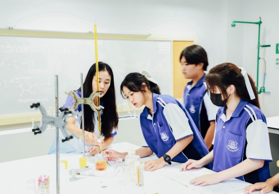 ภาพกิจกรรม    คณะวิทยาศาสตร์และเทคโนโลยี มหาวิทยาลัยราชภัฏกำแพงเพชร ร่วมกับโรงเรียนผดุงปัญญา จัดค่ายวิทยาศาสตร์  และค่ายเทคนิคปลอดเชื้อ