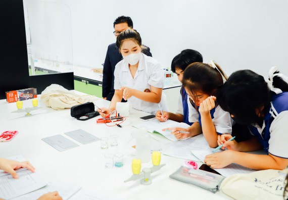 ภาพกิจกรรม    คณะวิทยาศาสตร์และเทคโนโลยี มหาวิทยาลัยราชภัฏกำแพงเพชร ร่วมกับโรงเรียนผดุงปัญญา จัดค่ายวิทยาศาสตร์  และค่ายเทคนิคปลอดเชื้อ