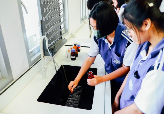 ภาพกิจกรรม    คณะวิทยาศาสตร์และเทคโนโลยี มหาวิทยาลัยราชภัฏกำแพงเพชร ร่วมกับโรงเรียนผดุงปัญญา จัดค่ายวิทยาศาสตร์  และค่ายเทคนิคปลอดเชื้อ