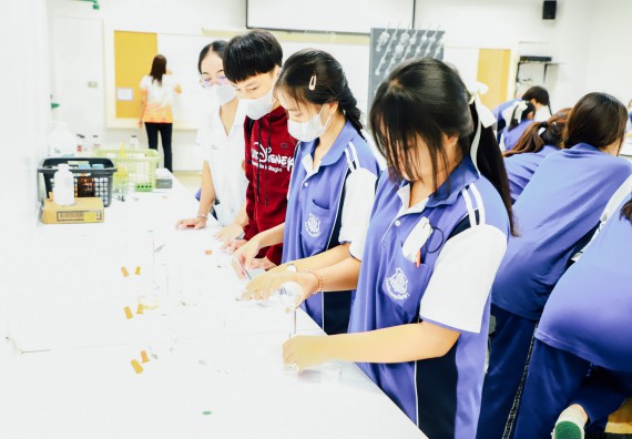 ภาพกิจกรรม    คณะวิทยาศาสตร์และเทคโนโลยี มหาวิทยาลัยราชภัฏกำแพงเพชร ร่วมกับโรงเรียนผดุงปัญญา จัดค่ายวิทยาศาสตร์  และค่ายเทคนิคปลอดเชื้อ