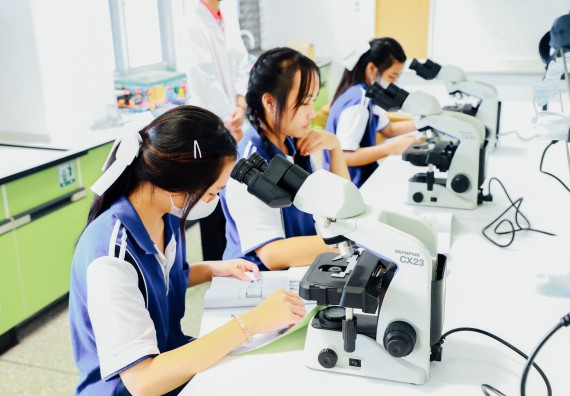 ภาพกิจกรรม    คณะวิทยาศาสตร์และเทคโนโลยี มหาวิทยาลัยราชภัฏกำแพงเพชร ร่วมกับโรงเรียนผดุงปัญญา จัดค่ายวิทยาศาสตร์  และค่ายเทคนิคปลอดเชื้อ