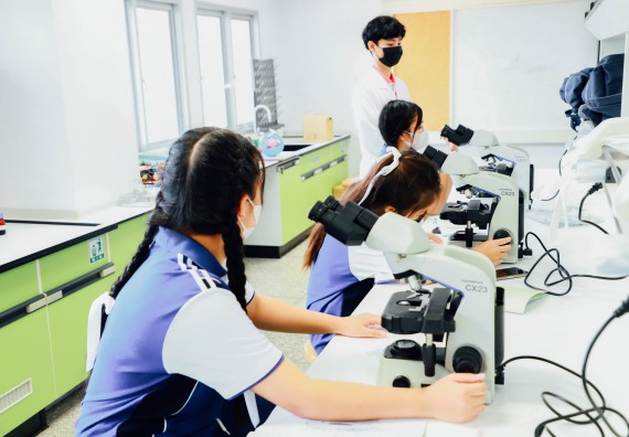 ภาพกิจกรรม    คณะวิทยาศาสตร์และเทคโนโลยี มหาวิทยาลัยราชภัฏกำแพงเพชร ร่วมกับโรงเรียนผดุงปัญญา จัดค่ายวิทยาศาสตร์  และค่ายเทคนิคปลอดเชื้อ