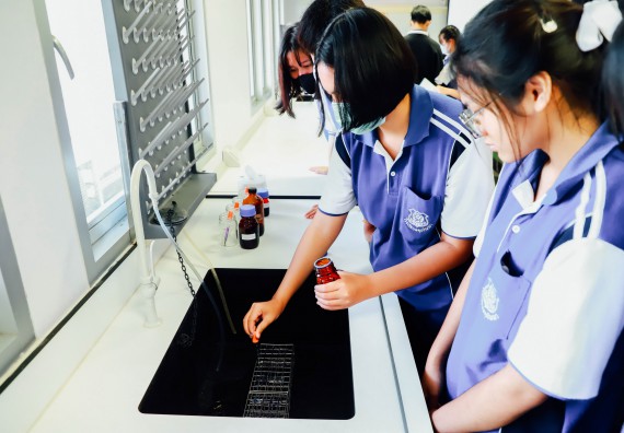 ภาพกิจกรรม    คณะวิทยาศาสตร์และเทคโนโลยี มหาวิทยาลัยราชภัฏกำแพงเพชร ร่วมกับโรงเรียนผดุงปัญญา จัดค่ายวิทยาศาสตร์  และค่ายเทคนิคปลอดเชื้อ