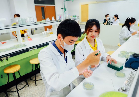 ภาพกิจกรรม    คณะวิทยาศาสตร์และเทคโนโลยี มหาวิทยาลัยราชภัฏกำแพงเพชร ร่วมกับโรงเรียนผดุงปัญญา จัดค่ายวิทยาศาสตร์  และค่ายเทคนิคปลอดเชื้อ