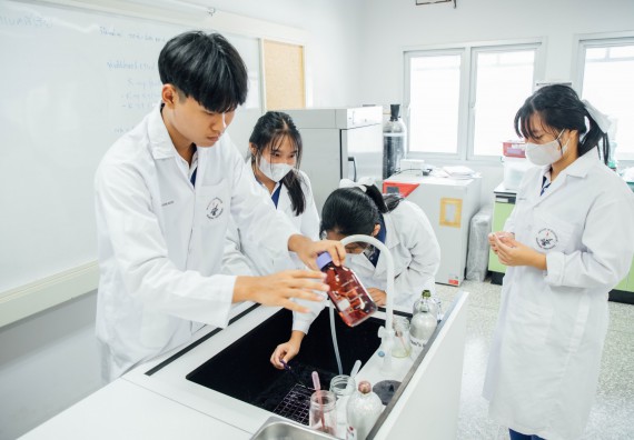 ภาพกิจกรรม    คณะวิทยาศาสตร์และเทคโนโลยี มหาวิทยาลัยราชภัฏกำแพงเพชร ร่วมกับโรงเรียนผดุงปัญญา จัดค่ายวิทยาศาสตร์  และค่ายเทคนิคปลอดเชื้อ