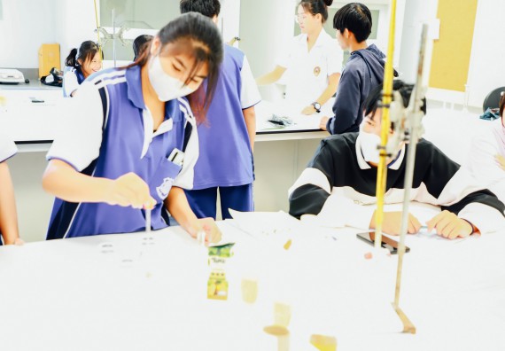 ภาพกิจกรรม    คณะวิทยาศาสตร์และเทคโนโลยี มหาวิทยาลัยราชภัฏกำแพงเพชร ร่วมกับโรงเรียนผดุงปัญญา จัดค่ายวิทยาศาสตร์  และค่ายเทคนิคปลอดเชื้อ