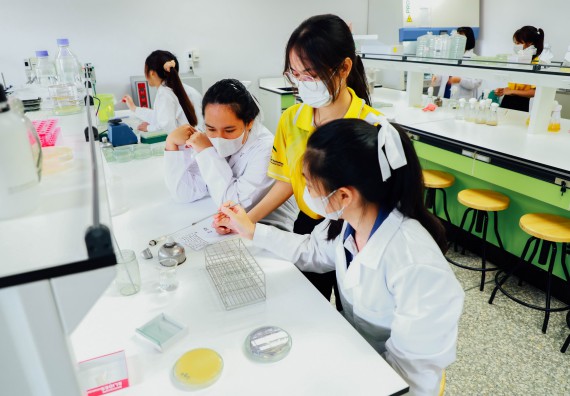 ภาพกิจกรรม    คณะวิทยาศาสตร์และเทคโนโลยี มหาวิทยาลัยราชภัฏกำแพงเพชร ร่วมกับโรงเรียนผดุงปัญญา จัดค่ายวิทยาศาสตร์  และค่ายเทคนิคปลอดเชื้อ