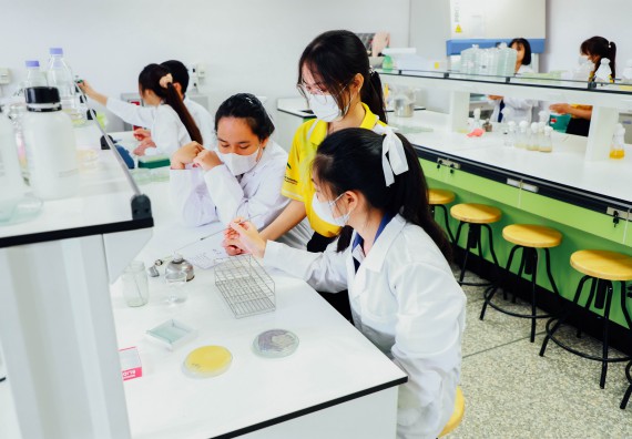 ภาพกิจกรรม    คณะวิทยาศาสตร์และเทคโนโลยี มหาวิทยาลัยราชภัฏกำแพงเพชร ร่วมกับโรงเรียนผดุงปัญญา จัดค่ายวิทยาศาสตร์  และค่ายเทคนิคปลอดเชื้อ