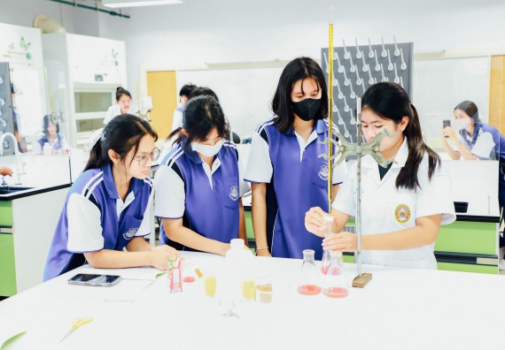 ภาพกิจกรรม    คณะวิทยาศาสตร์และเทคโนโลยี มหาวิทยาลัยราชภัฏกำแพงเพชร ร่วมกับโรงเรียนผดุงปัญญา จัดค่ายวิทยาศาสตร์  และค่ายเทคนิคปลอดเชื้อ