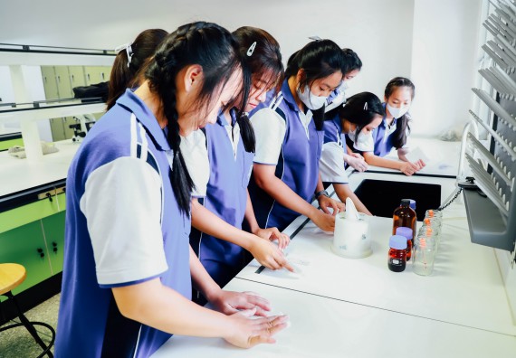 ภาพกิจกรรม    คณะวิทยาศาสตร์และเทคโนโลยี มหาวิทยาลัยราชภัฏกำแพงเพชร ร่วมกับโรงเรียนผดุงปัญญา จัดค่ายวิทยาศาสตร์  และค่ายเทคนิคปลอดเชื้อ