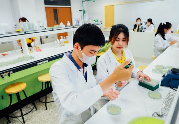 ภาพกิจกรรม    คณะวิทยาศาสตร์และเทคโนโลยี มหาวิทยาลัยราชภัฏกำแพงเพชร ร่วมกับโรงเรียนผดุงปัญญา จัดค่ายวิทยาศาสตร์  และค่ายเทคนิคปลอดเชื้อ