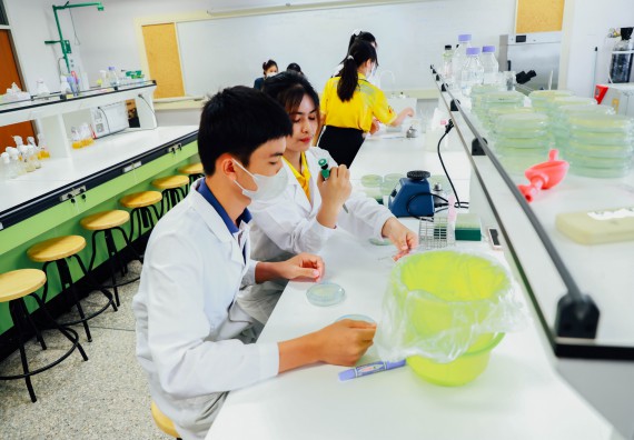 ภาพกิจกรรม    คณะวิทยาศาสตร์และเทคโนโลยี มหาวิทยาลัยราชภัฏกำแพงเพชร ร่วมกับโรงเรียนผดุงปัญญา จัดค่ายวิทยาศาสตร์  และค่ายเทคนิคปลอดเชื้อ