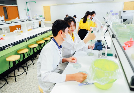 ภาพกิจกรรม    คณะวิทยาศาสตร์และเทคโนโลยี มหาวิทยาลัยราชภัฏกำแพงเพชร ร่วมกับโรงเรียนผดุงปัญญา จัดค่ายวิทยาศาสตร์  และค่ายเทคนิคปลอดเชื้อ