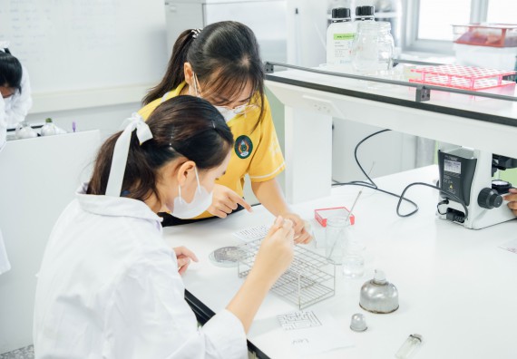 ภาพกิจกรรม    คณะวิทยาศาสตร์และเทคโนโลยี มหาวิทยาลัยราชภัฏกำแพงเพชร ร่วมกับโรงเรียนผดุงปัญญา จัดค่ายวิทยาศาสตร์  และค่ายเทคนิคปลอดเชื้อ