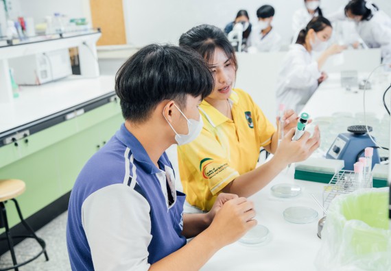 ภาพกิจกรรม    คณะวิทยาศาสตร์และเทคโนโลยี มหาวิทยาลัยราชภัฏกำแพงเพชร ร่วมกับโรงเรียนผดุงปัญญา จัดค่ายวิทยาศาสตร์  และค่ายเทคนิคปลอดเชื้อ