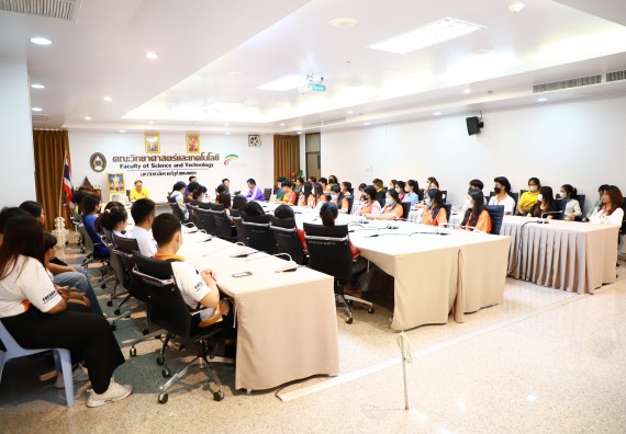 ภาพกิจกรรม  คณบดี ผู้บริหาร พบนักศึกษา ในการประชุมสโมสรนักศึกษา หัวหน้าห้องทุกหมู่เรียนชั้นปีที่ 1-4