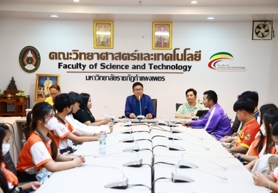 ภาพกิจกรรม  คณบดี ผู้บริหาร พบนักศึกษา ในการประชุมสโมสรนักศึกษา หัวหน้าห้องทุกหมู่เรียนชั้นปีที่ 1-4