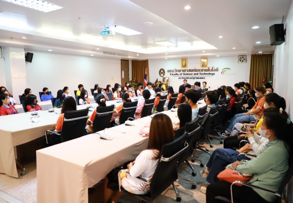 ภาพกิจกรรม  คณบดี ผู้บริหาร พบนักศึกษา ในการประชุมสโมสรนักศึกษา หัวหน้าห้องทุกหมู่เรียนชั้นปีที่ 1-4