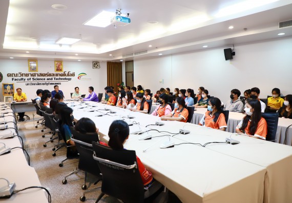 ภาพกิจกรรม  คณบดี ผู้บริหาร พบนักศึกษา ในการประชุมสโมสรนักศึกษา หัวหน้าห้องทุกหมู่เรียนชั้นปีที่ 1-4