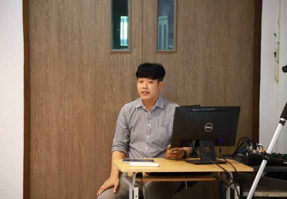 ภาพกิจกรรม  คณบดี ผู้บริหาร พบนักศึกษา ในการประชุมสโมสรนักศึกษา หัวหน้าห้องทุกหมู่เรียนชั้นปีที่ 1-4