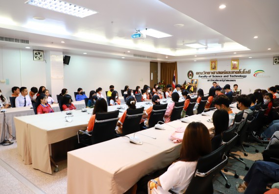 ภาพกิจกรรม  คณบดี ผู้บริหาร พบนักศึกษา ในการประชุมสโมสรนักศึกษา หัวหน้าห้องทุกหมู่เรียนชั้นปีที่ 1-4