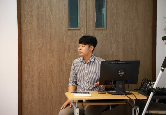 ภาพกิจกรรม  คณบดี ผู้บริหาร พบนักศึกษา ในการประชุมสโมสรนักศึกษา หัวหน้าห้องทุกหมู่เรียนชั้นปีที่ 1-4