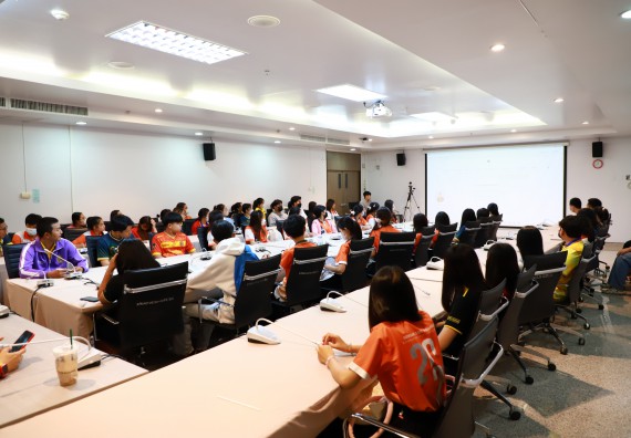 ภาพกิจกรรม  คณบดี ผู้บริหาร พบนักศึกษา ในการประชุมสโมสรนักศึกษา หัวหน้าห้องทุกหมู่เรียนชั้นปีที่ 1-4