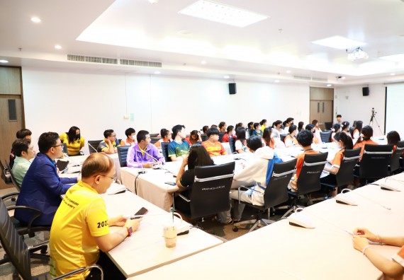 ภาพกิจกรรม  คณบดี ผู้บริหาร พบนักศึกษา ในการประชุมสโมสรนักศึกษา หัวหน้าห้องทุกหมู่เรียนชั้นปีที่ 1-4