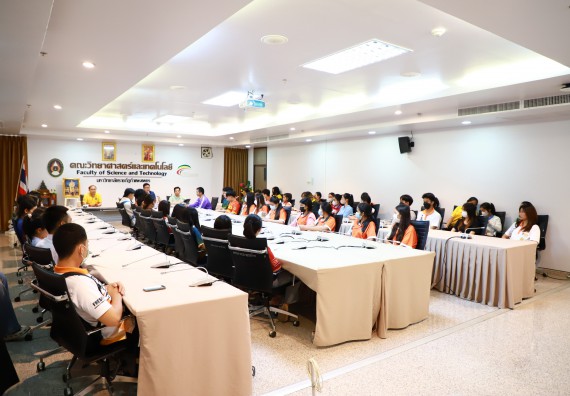 ภาพกิจกรรม  คณบดี ผู้บริหาร พบนักศึกษา ในการประชุมสโมสรนักศึกษา หัวหน้าห้องทุกหมู่เรียนชั้นปีที่ 1-4