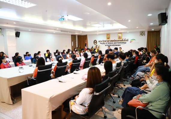 ภาพกิจกรรม  คณบดี ผู้บริหาร พบนักศึกษา ในการประชุมสโมสรนักศึกษา หัวหน้าห้องทุกหมู่เรียนชั้นปีที่ 1-4