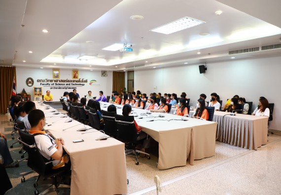 ภาพกิจกรรม  คณบดี ผู้บริหาร พบนักศึกษา ในการประชุมสโมสรนักศึกษา หัวหน้าห้องทุกหมู่เรียนชั้นปีที่ 1-4