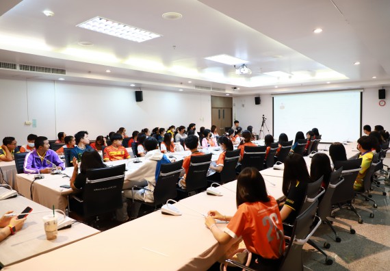 ภาพกิจกรรม  คณบดี ผู้บริหาร พบนักศึกษา ในการประชุมสโมสรนักศึกษา หัวหน้าห้องทุกหมู่เรียนชั้นปีที่ 1-4