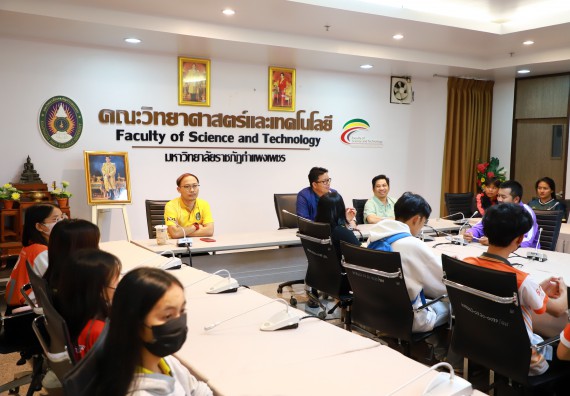 ภาพกิจกรรม  คณบดี ผู้บริหาร พบนักศึกษา ในการประชุมสโมสรนักศึกษา หัวหน้าห้องทุกหมู่เรียนชั้นปีที่ 1-4