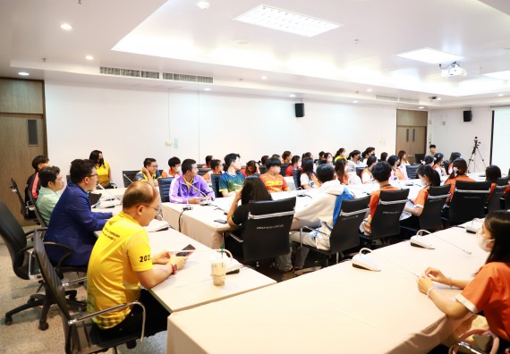 ภาพกิจกรรม  คณบดี ผู้บริหาร พบนักศึกษา ในการประชุมสโมสรนักศึกษา หัวหน้าห้องทุกหมู่เรียนชั้นปีที่ 1-4