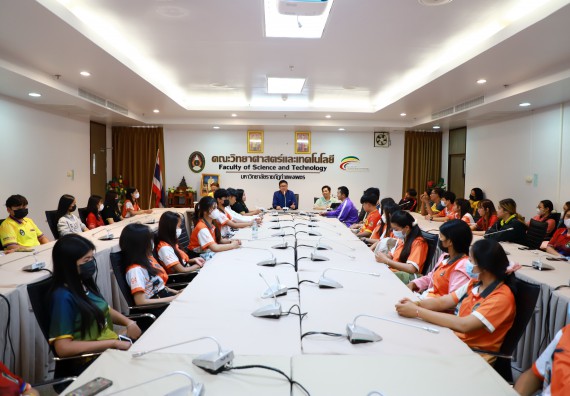 ภาพกิจกรรม  คณบดี ผู้บริหาร พบนักศึกษา ในการประชุมสโมสรนักศึกษา หัวหน้าห้องทุกหมู่เรียนชั้นปีที่ 1-4