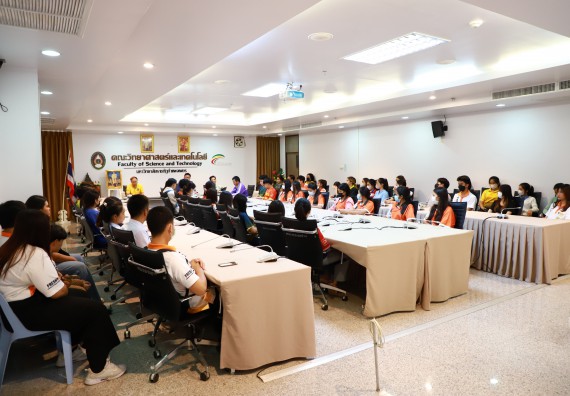 ภาพกิจกรรม  คณบดี ผู้บริหาร พบนักศึกษา ในการประชุมสโมสรนักศึกษา หัวหน้าห้องทุกหมู่เรียนชั้นปีที่ 1-4