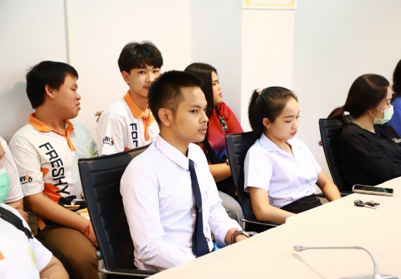 ภาพกิจกรรม  คณบดี ผู้บริหาร พบนักศึกษา ในการประชุมสโมสรนักศึกษา หัวหน้าห้องทุกหมู่เรียนชั้นปีที่ 1-4