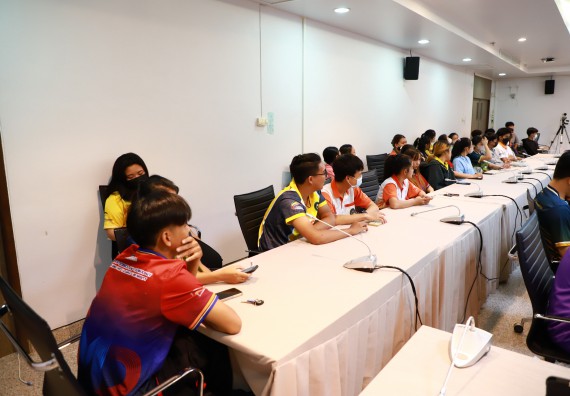 ภาพกิจกรรม  คณบดี ผู้บริหาร พบนักศึกษา ในการประชุมสโมสรนักศึกษา หัวหน้าห้องทุกหมู่เรียนชั้นปีที่ 1-4